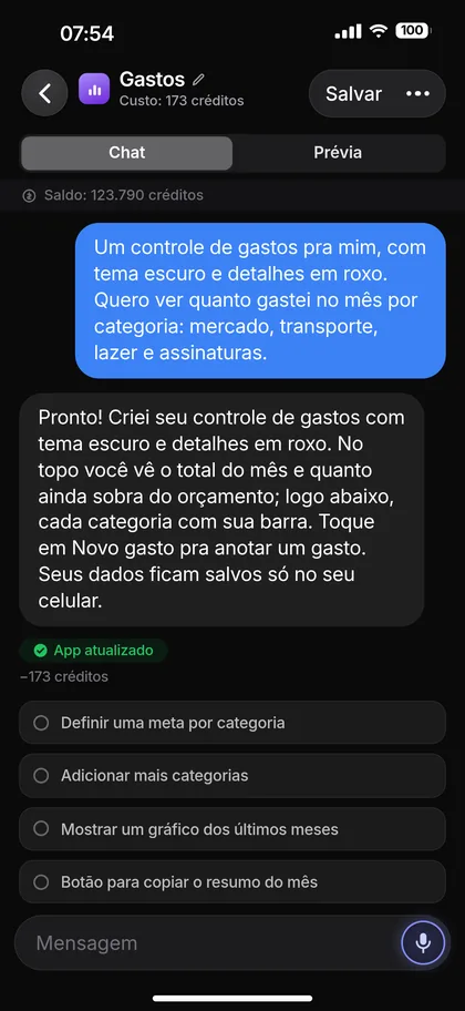 Pantalla de chat de CriAI con el pedido de un control de gastos con tema oscuro y detalles en morado, y la respuesta de la IA describiendo la app creada.