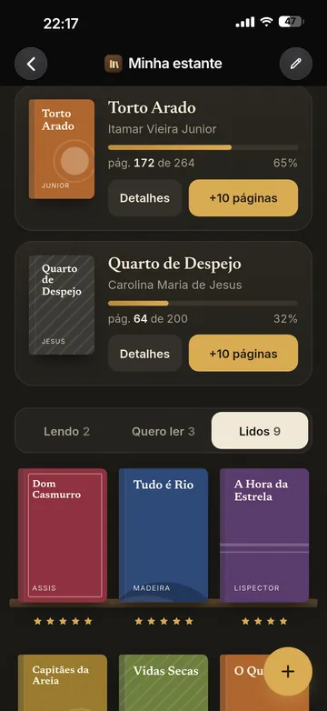 App Mi estantería en estilo dark academia: libros en lectura con barra de progreso y portadas de clásicos brasileños en el estante.